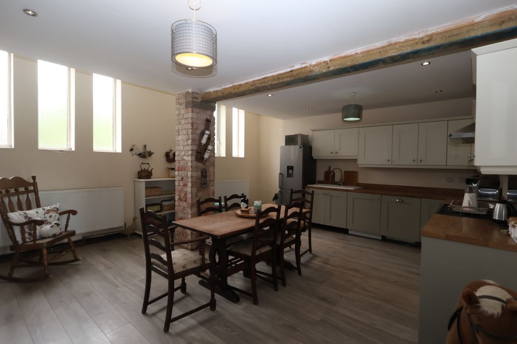 Annexe Kitchen/Diner- click for photo gallery